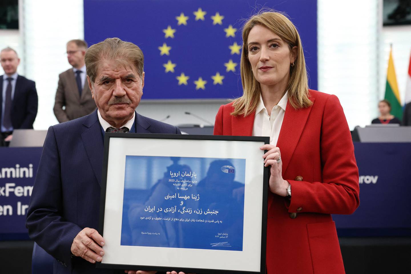 El representante de Mahsa Amini, el abogado iraní Saleh Nikbakht (izq) y la presidenta del Parlamento Europeo, Roberta Metsola, posan durante la ceremonia del Premio Sájarov.