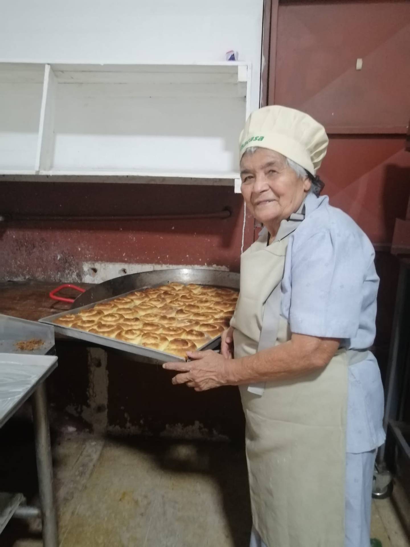 Doña Martha Flores es la señora del pan que se vende en las fiestas de Alajuelita. (Cortesía de doña Martha)