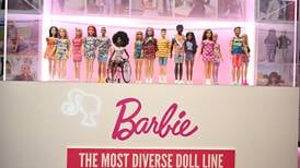 Mattel vuelve a generar ganancias pero pedidos de muñecas Barbie caen en segundo trimestre