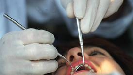Tica diseñó técnica para colocar implantes dentales en poblaciones de escasos recursos