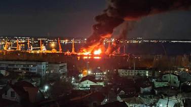 Rusia admite que bombardeo ucraniano dañó uno de sus buques en Crimea