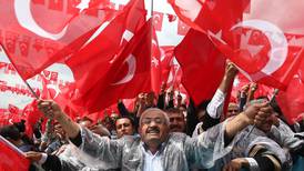 Partido de Erdogan saldría debilitado en las elecciones del domingo en Turquía