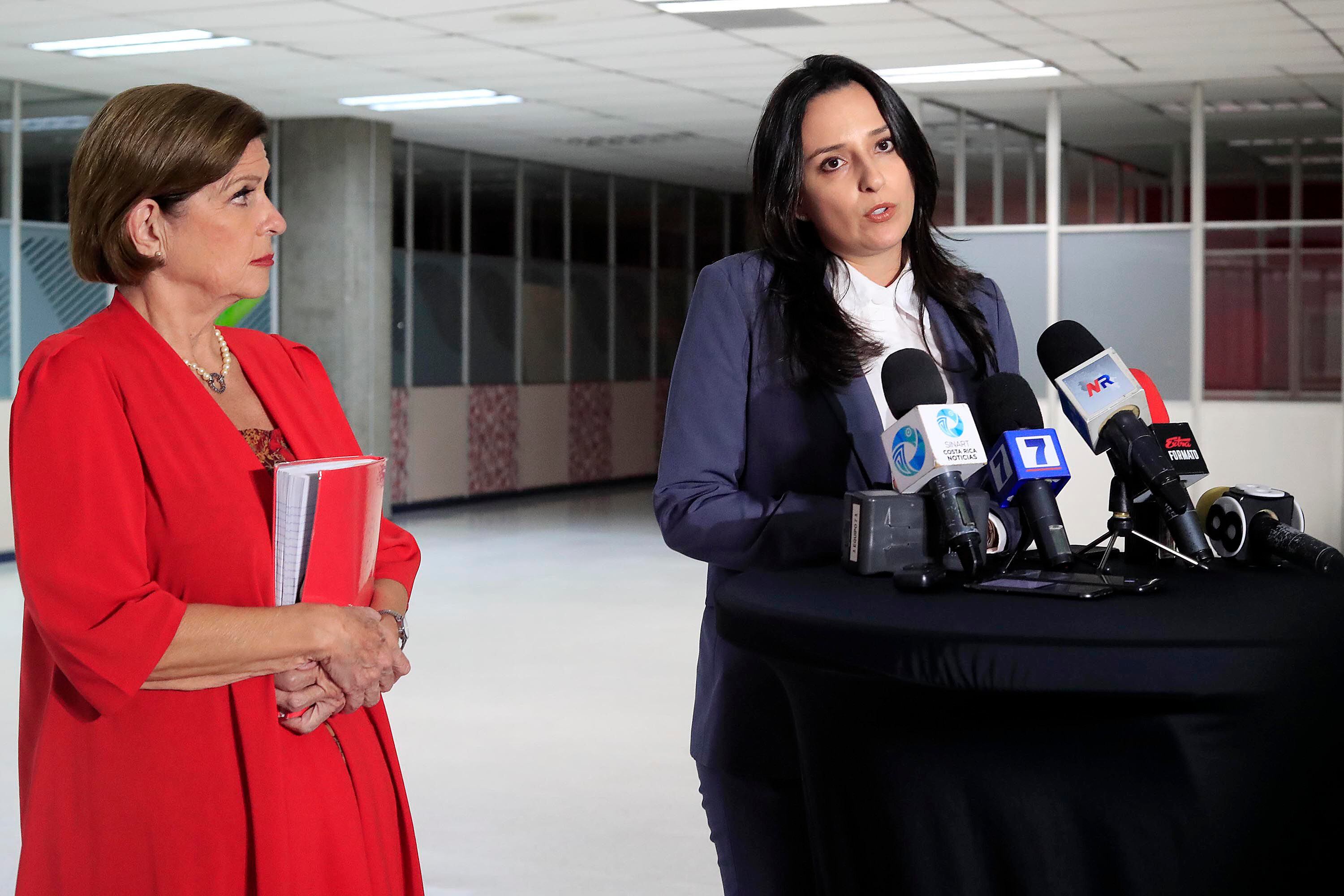La ministra de la Presidencia, Natalia Díaz (derecha), planteó los planes que priorizará el Gobierno en el cierre del periodo de sesiones extraordinarias. En la imagen le acompaña Pilar Cisneros, jefa de la bancada oficialista. 