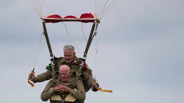 Veterano de 97 años salta en paracaídas para conmemorar 75.° aniversario del Día D