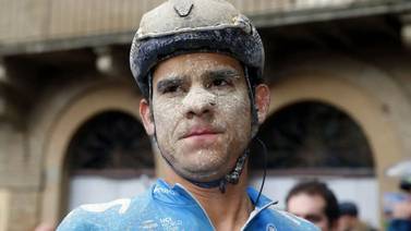 Andrey Amador terminó la Strade Bianche con barro hasta en las orejas y bicicleta prestada