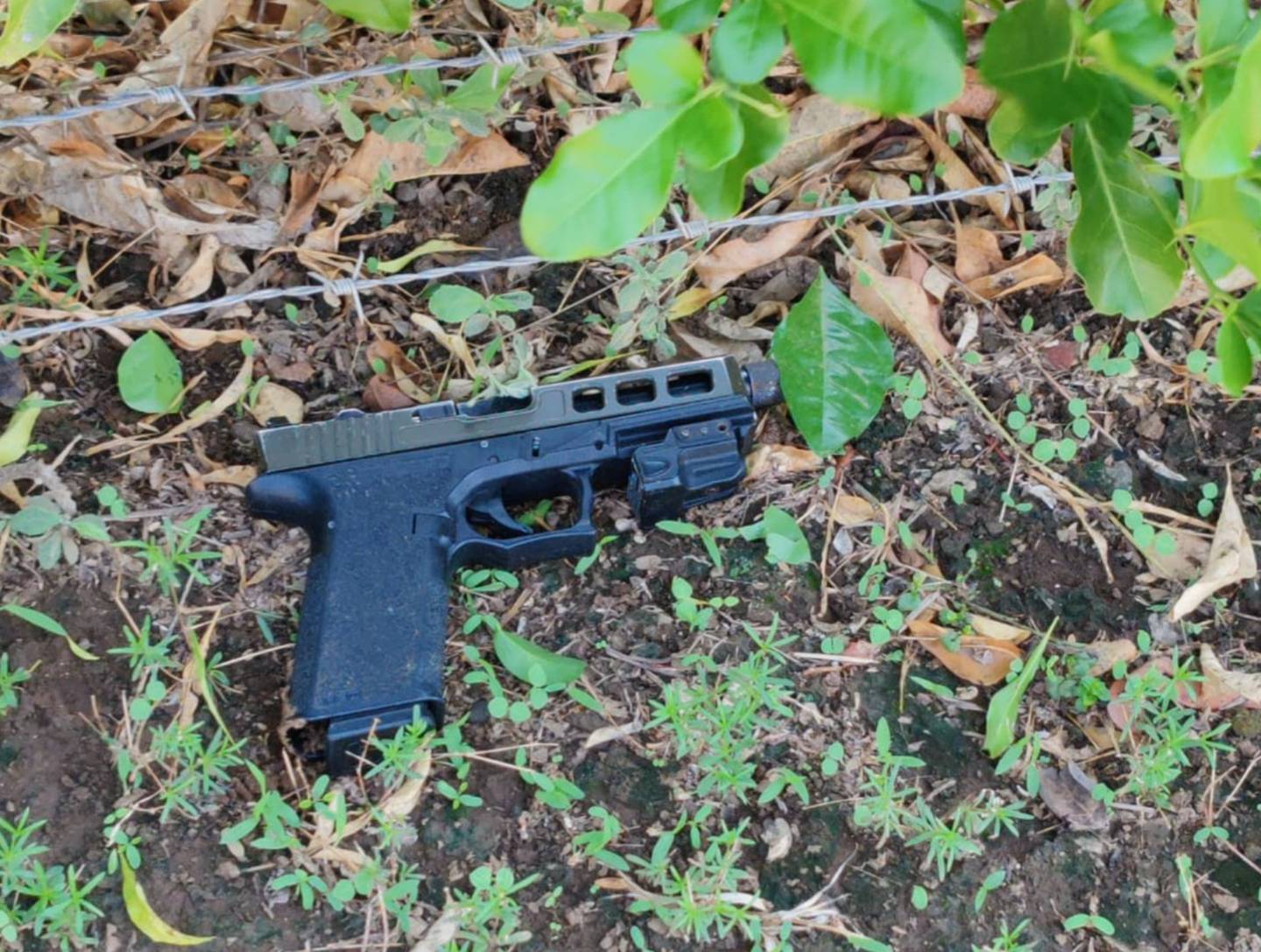 Esta pistola, que al parecer intentó usar contra la Policía  uno de los detenidos,  fue decomisada. Foto: MSP.