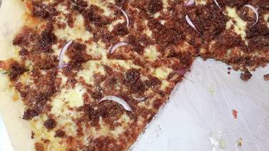 Pizza con chorizo puriscaleño cerca del Mercado Central es rica y barata: pedila exprés y #QuedateEnCasa