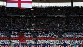 Francia le gana a Inglaterra 3-2 en partido marcado por homenaje a víctimas