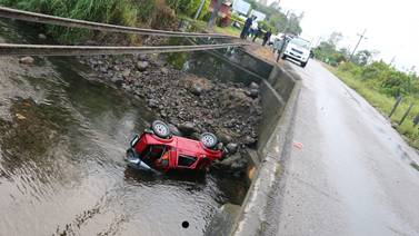 Mujer muere ahogada al caer vehículo al río Guápiles