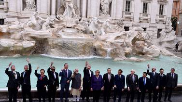 Líderes del G20 empiezan el segundo día de cumbre lanzando una moneda en la Fontana di Trevi