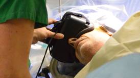 Cirujanos vigilan por primera vez la visión de un hombre operado con lentes 3D