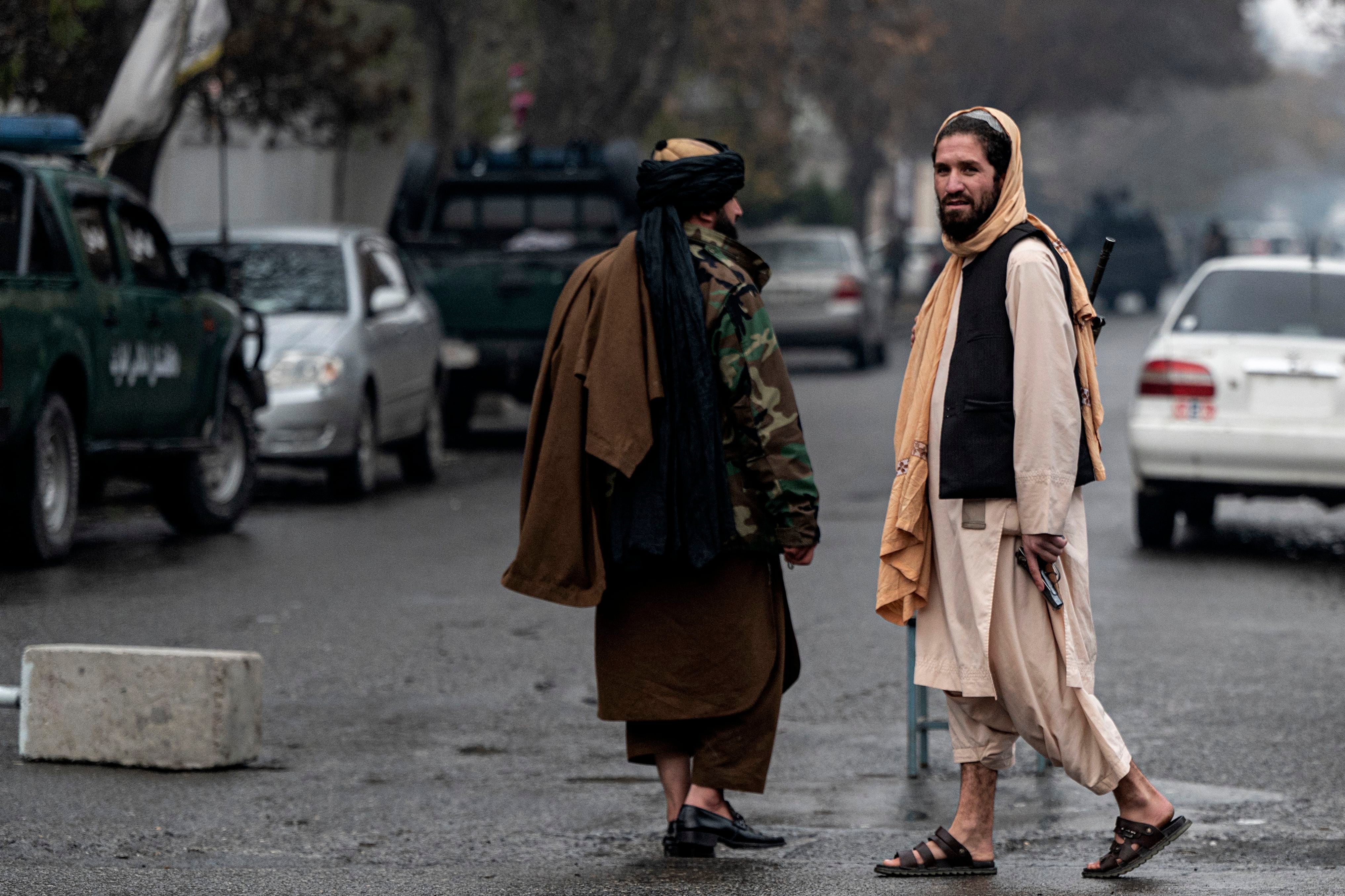 Los miembros de las fuerzas de seguridad talibanas caminaban, el pasado 12 de diciembre, cerca del sitio de un ataque en Shahr-e Naw, una de las principales áreas comerciales de Kabul.