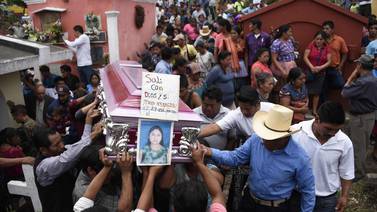 Sobrevivientes guatemaltecos entierran a sus víctimas