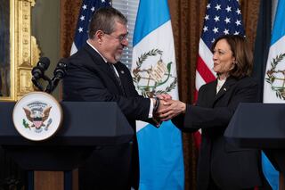 La vicepresidenta estadounidense, Kamala Harris, le da la mano al presidente guatemalteco, Bernardo Arévalo, durante una reunión en el edificio de la Oficina Ejecutiva de Eisenhower en Washington.