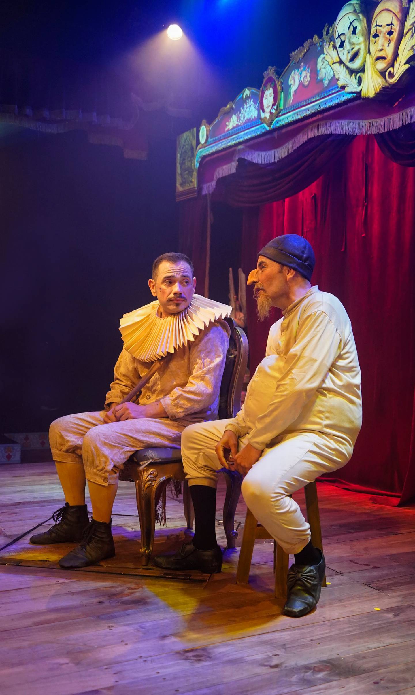 La obra en el Teatro Vargas Calvo presenta a dos actores itinerantes: Erasmus, el maestro, y el Ayudante. Ellos son interpretados por José Víquez Fallas y Juan Carlos Vega Mora.