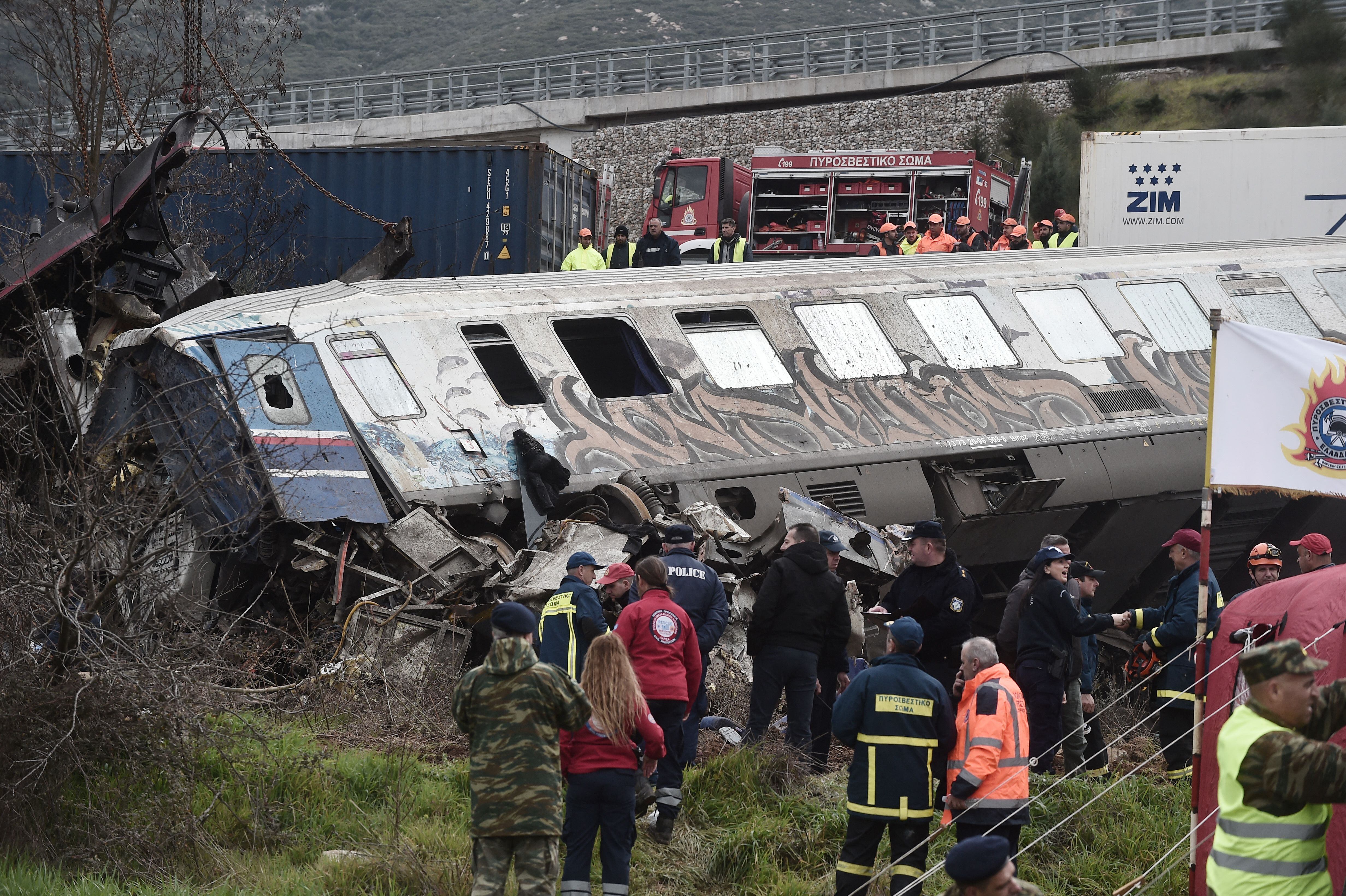 La policía y los equipos de emergencia buscan restos después de un accidente de tren en el valle de Tempi cerca de Larissa, Grecia, el 1 de marzo de 2023. 