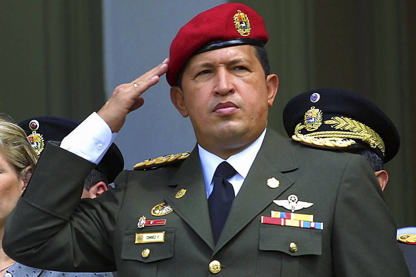 El presidente venezolano Hugo Chávez saluda durante una ceremonia en Caracas el 1° de febrero de 2001 en honor al 184 aniversario del nacimiento del líder campesino revolucionario Ezequiel Zamora.