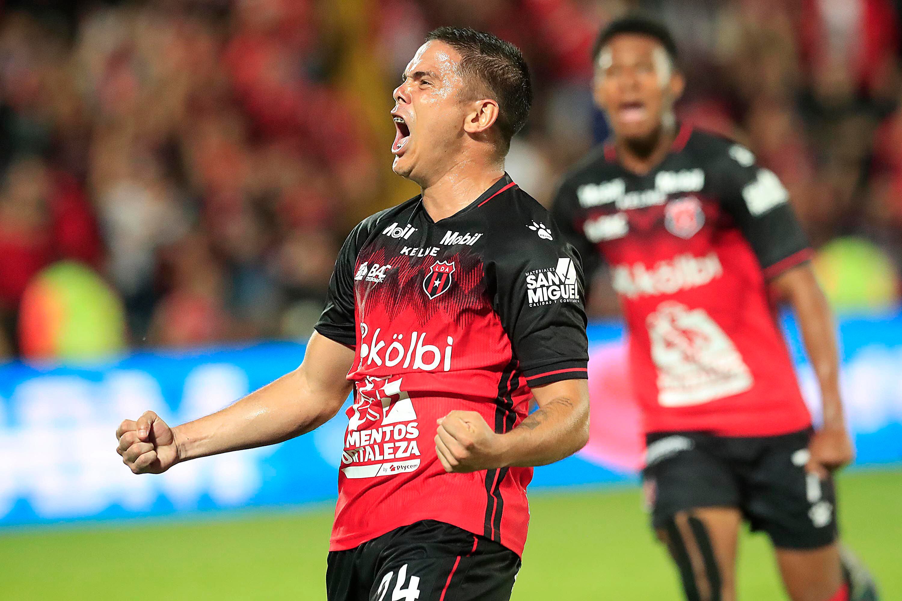Suhander Zúñiga gritó su gol con el alma. Alajuelense está en la fase final.
