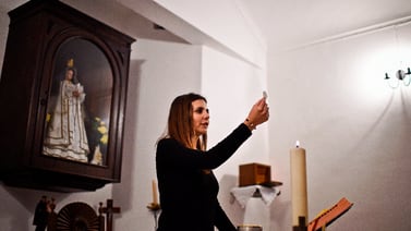 A falta de curas católicos, las mujeres suben al altar en las iglesias de Portugal