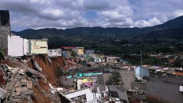 Dueños de casas colapsadas en Desamparados siguen errantes a la espera de auxilio estatal