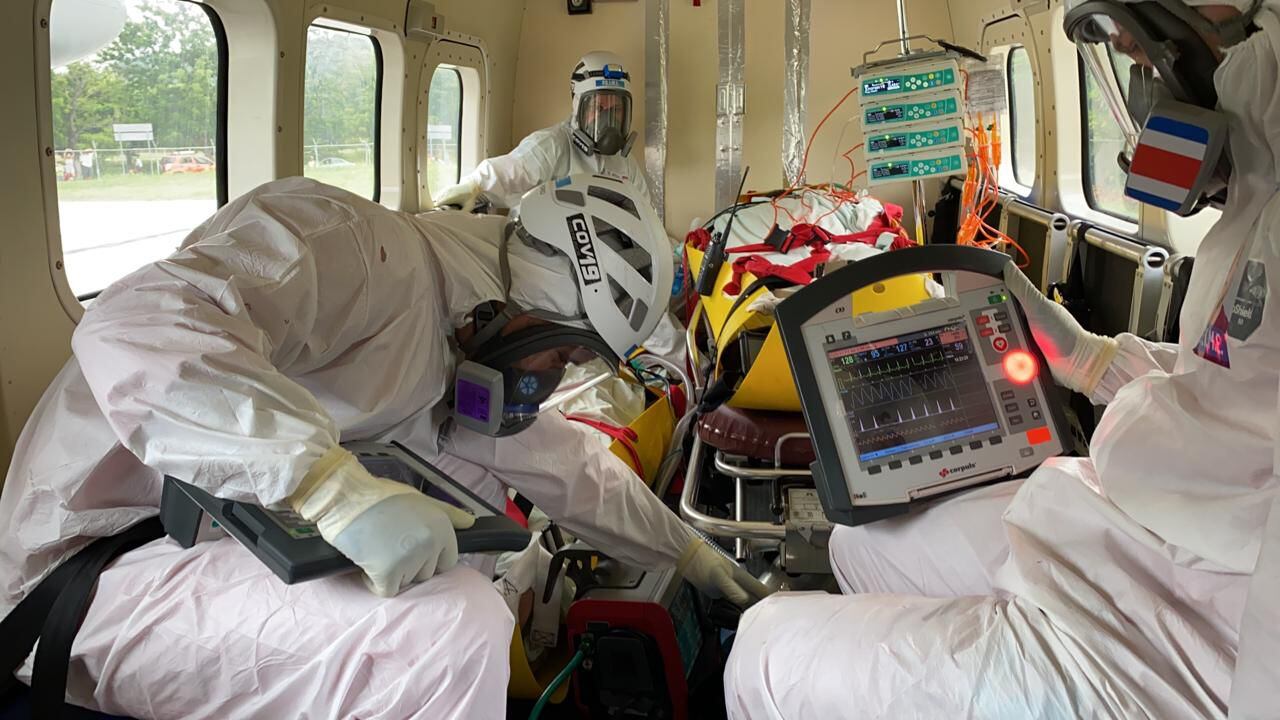 Mayo del 2021: El equipo Primera Intervención Médica Especializada (PRIME), de la Caja Costarricense de Seguro Social , en uno de los traslados de pacientes. En este caso, de Nicoya a San José.