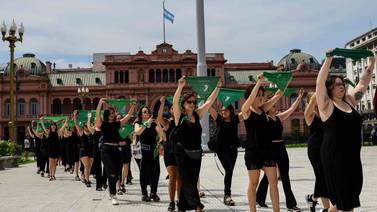 Multitudinaria marcha de mujeres por aborto legal y contra feminicidios en Argentina