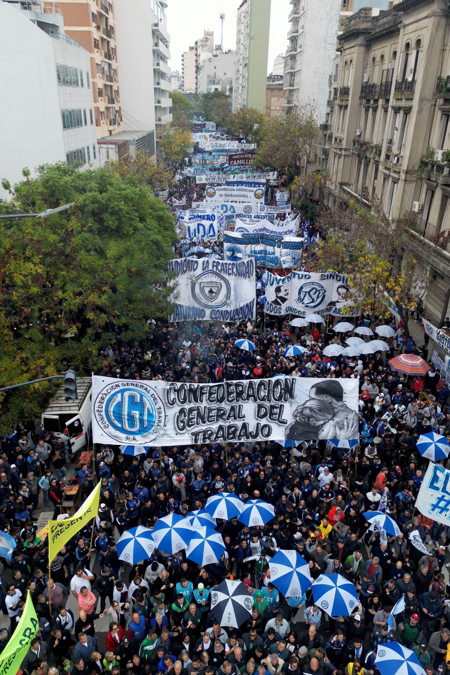 Vista aérea de organizaciones sindicales marchando durante una manifestación del Día del Trabajo en Buenos Aires.