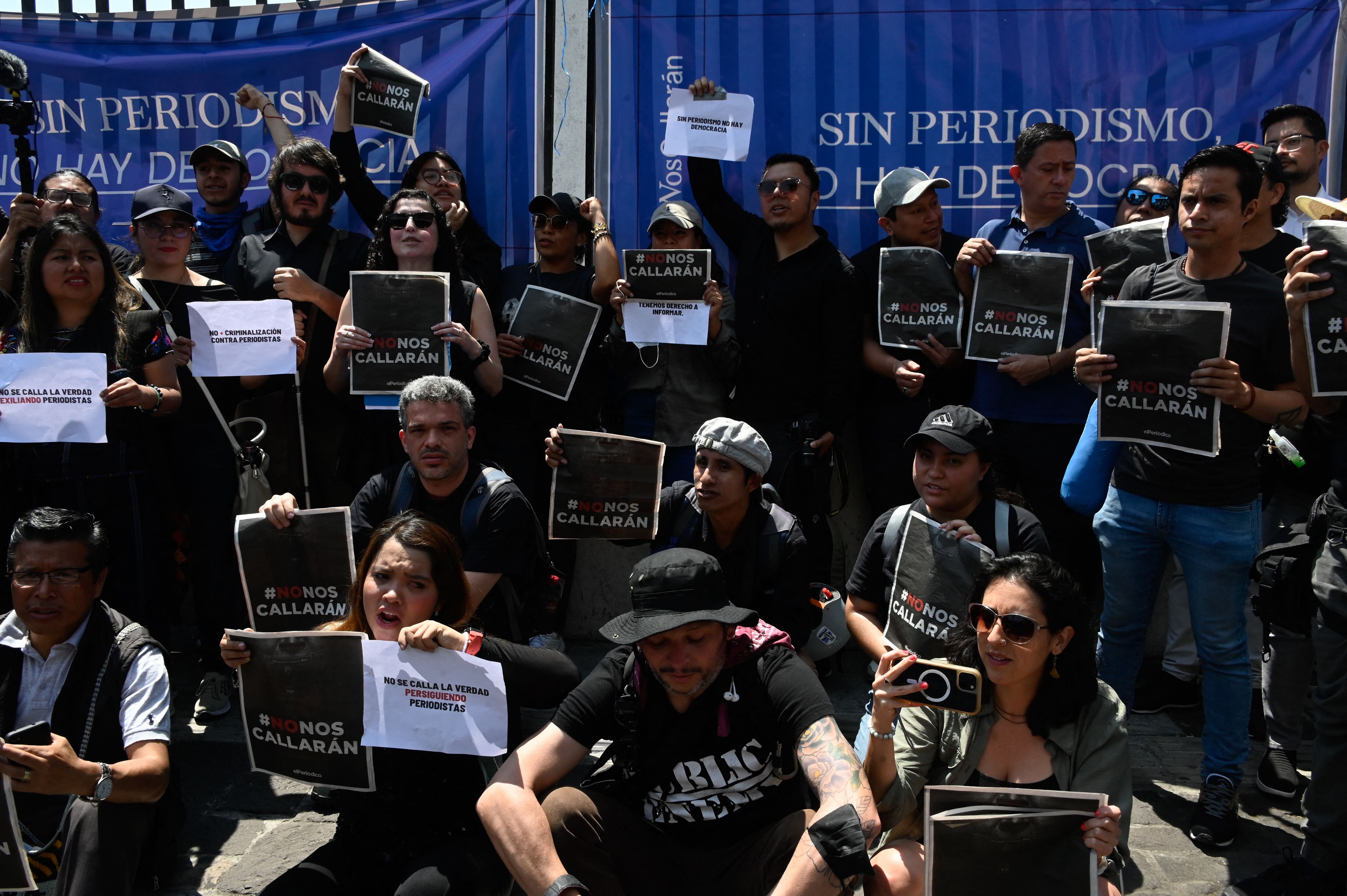 Diferentes ONG's y organizaciones periodisticas a nivel mundial, además de periodistas locales condenaron la detención de José Rubén Zamora y exigen su liberación inmediata.  Johan ORDONEZ/AFP