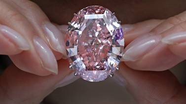 Diamante 'Pink Star' bate récord mundial de venta en una subasta, $71,2 millones