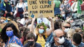 Miles de personas se manifiestan en Francia para exigir más acción en lucha climática
