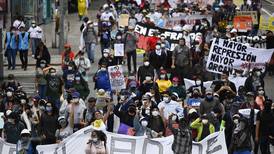 Guatemaltecos marchan contra la corrupción y denuncian fraude en universidad