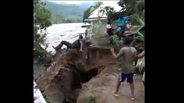(Video) El río abrió la tierra en dos y se tragó a un hombre en Colombia