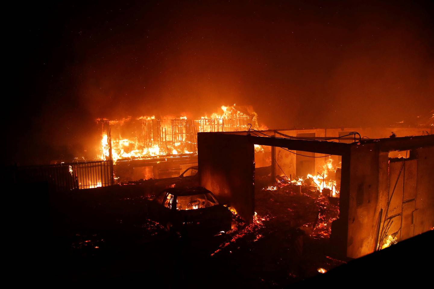 Casas y autos fueron destruídos por los incendios forestales en varias ciudades de Chile.