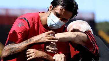 Aficionados de Alajuelense viven horas previas a la final con el corazón en la mano 