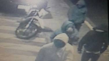 Cuatro sujetos encapuchados asaltaron en dos minutos el bar La Muni en San José