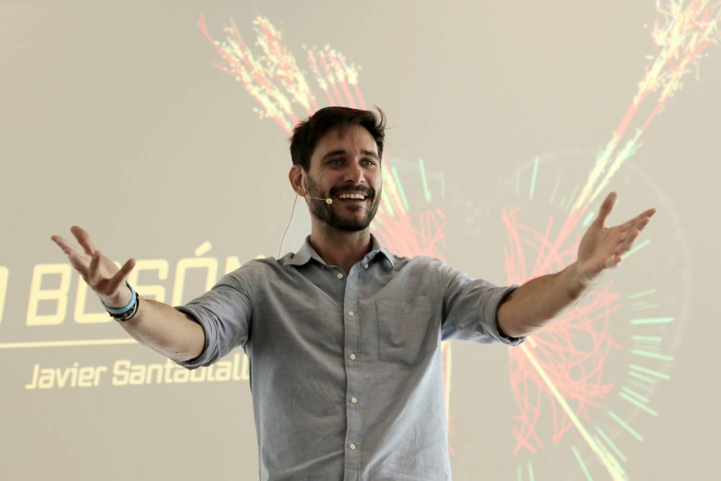 Presentación del físico español Javier Santaolalla. Foto: Damián Arroyo