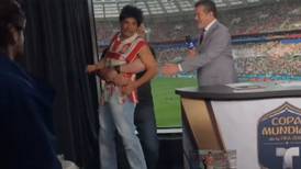 Eugenio Derbez vivió segundos de tensión tras ser sacado de estadio en Rusia por broma