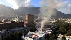 Incendio destruye la Asamblea Nacional de Sudáfrica