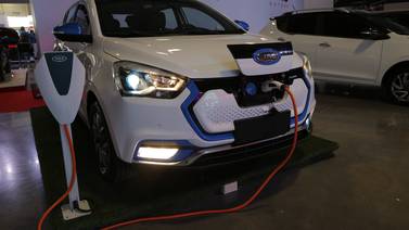 Automóviles eléctricos atraen las miradas en la Expomóvil