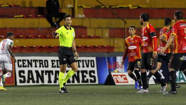 Jafet Soto espera no ver más al árbitro Keylor Herrera en un partido de Herediano en el Rosabal