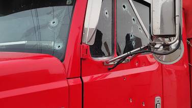 Ocupantes de camión sobreviven a más de 15 balazos en Sardinal de Puntarenas