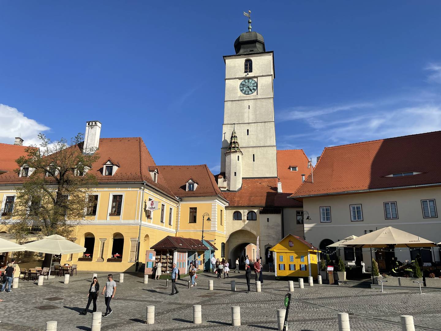 Este es una de las hermosas plazas en Sibiu, Rumanía.