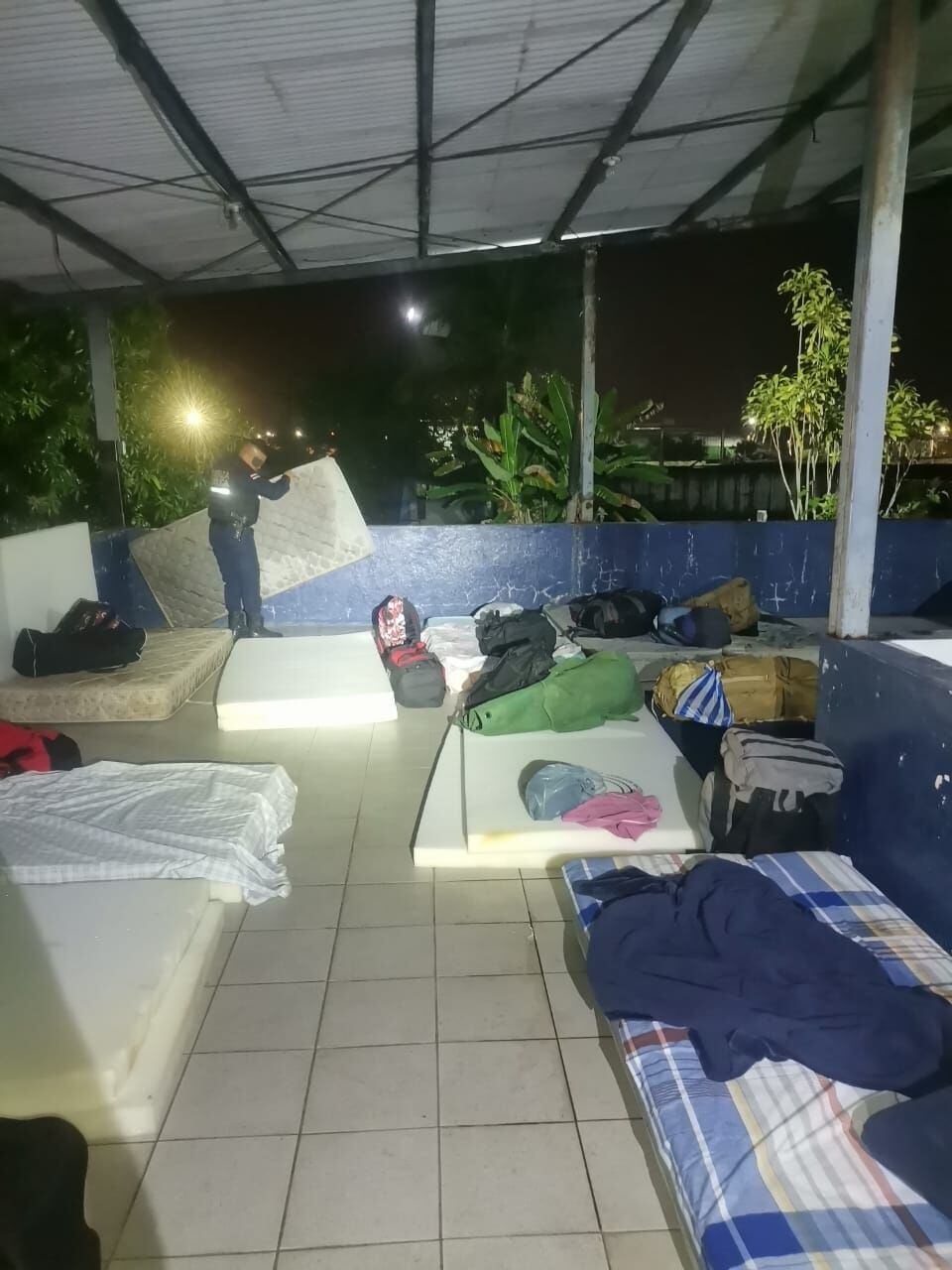 Policías destacados en Limón tienen que dormir en un polideportivo de Japdeva sin paredes y a la intemperie. Foto: