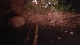 Ruta San José- Limón permanece cerrada por derrumbe
