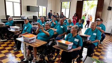 Nora y otros 14 adultos mayores del Hogar Carlos María Ulloa aprenderán a leer y escribir