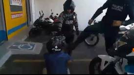 Fiscala general ordena investigar a policía de Cartago que aparece en video dando fuerte patada a detenido 