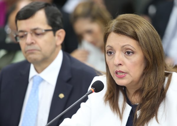  Por este caso, los magistrados de la Sala III comparecieron ante la comisión legislativa que investigó los créditos bancarios relacionados con el cemento chino, en noviembre. Aquí, Doris Arias Madrigal, presidente de la Sala III; y Carlos Chinchilla Sandí, entonces presidente de la Corte Suprema. Foto: Albert Marín
