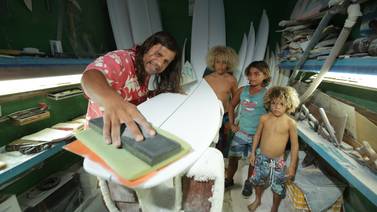 Carton, el diseñador de tablas de surf que cumple los sueños de los niños 