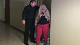 Mujer que abandonó a recién nacido en baño de Bancrédito se entregó a Policía