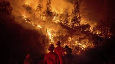 Operador de celulares limita acceso a bomberos que luchan contra incendios en California
